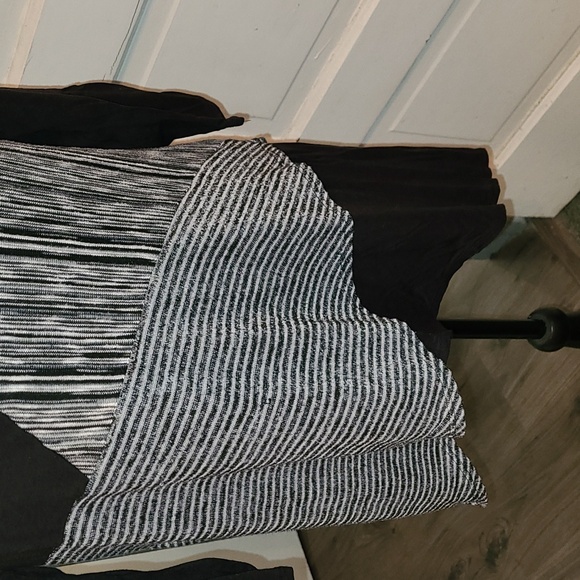 Black and white asymmetrical tunic blouse - Picture 2 of 4
